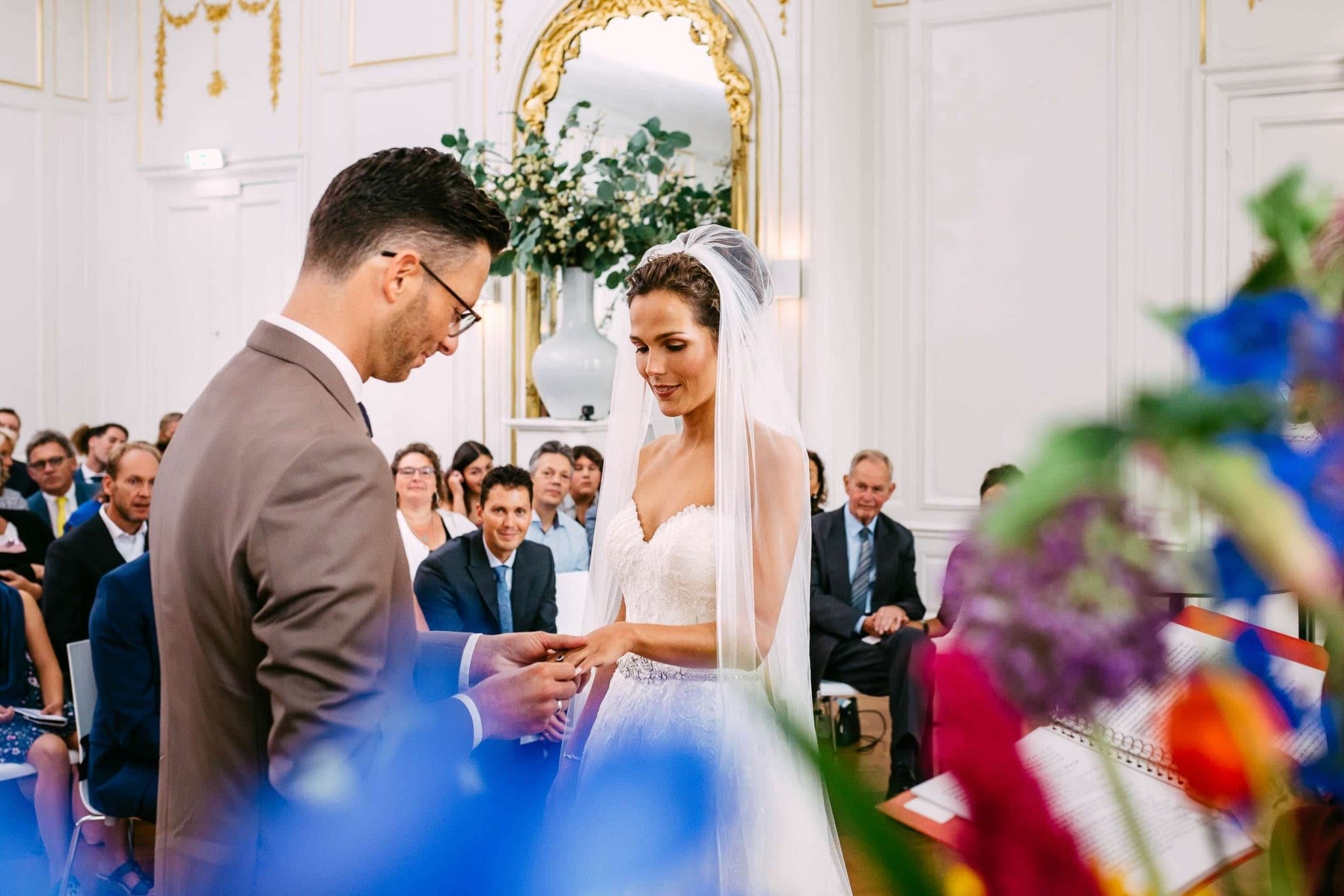Een bruid en bruidegom wisselen hun ringen uit tijdens een huwelijksceremonie.