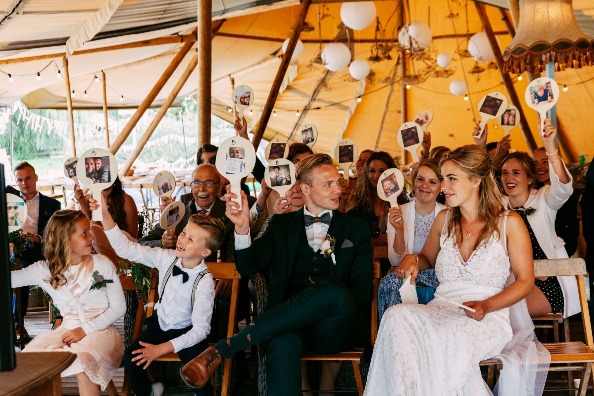 Een huwelijksceremonie in een tipi-tent.