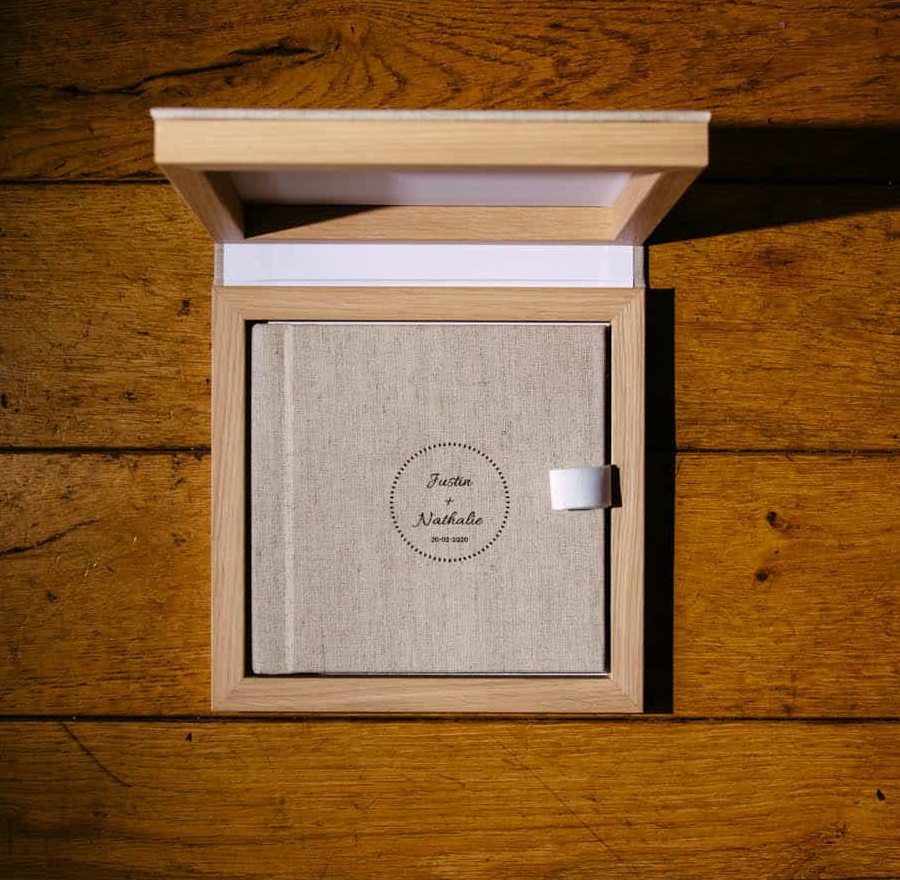 Een fotoalbum ingesloten in een mooie houten kist.