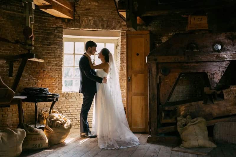 Een voorbeeld van een trouwerij bekijken, met een bruid en bruidegom staan in een kamer met een raam.