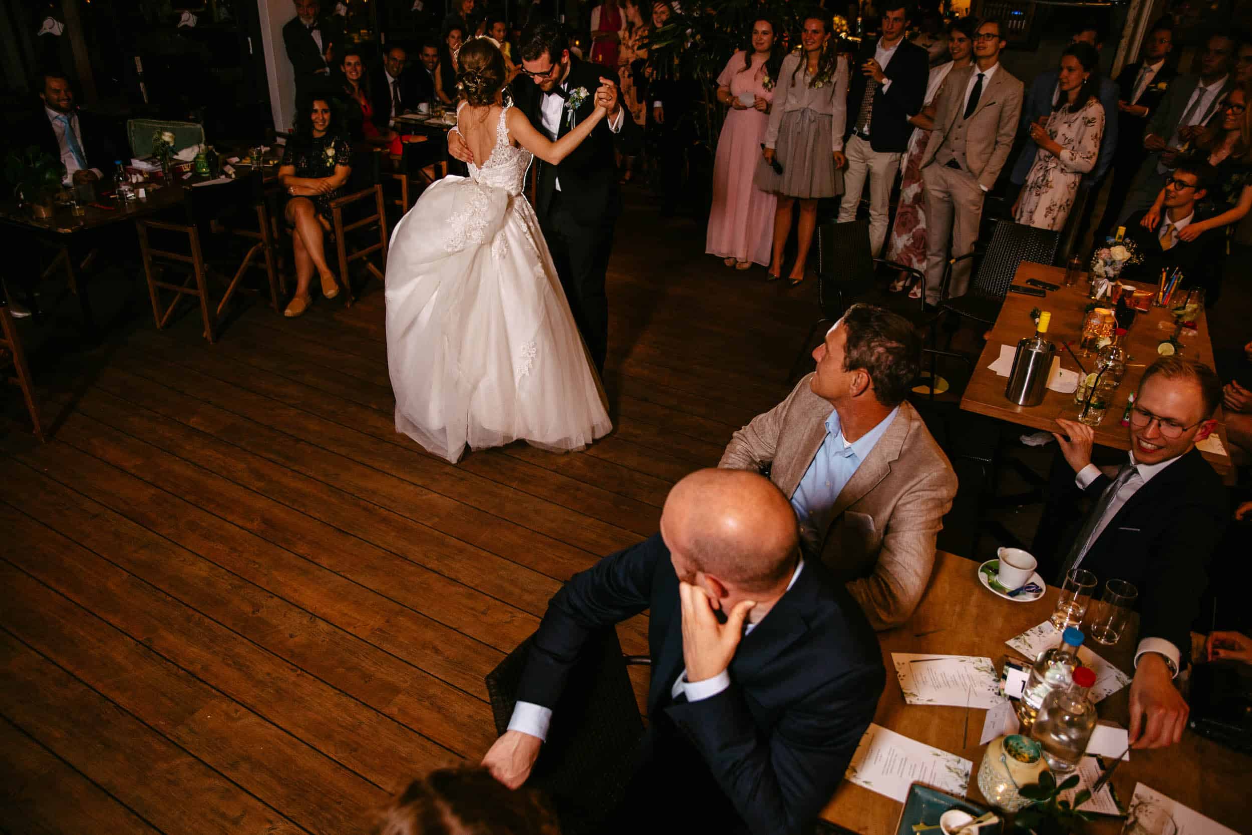 Een bruid en bruidegom dansend op een trouwreceptie van de Trouwerij in de Botanische Tuin Delft.