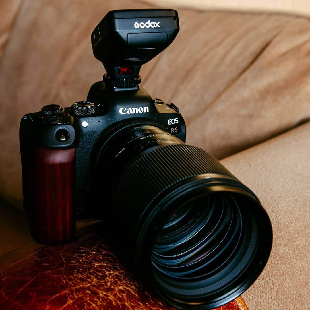 Een Canon DSLR-camera met een flitser eraan, perfect voor professionele fotografen op Instagram.