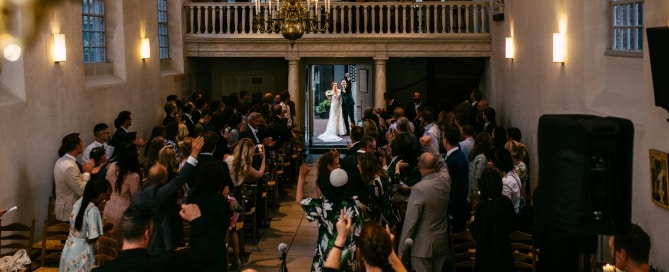 Een huwelijksceremonie in een kerk met een bruid en bruidegom.