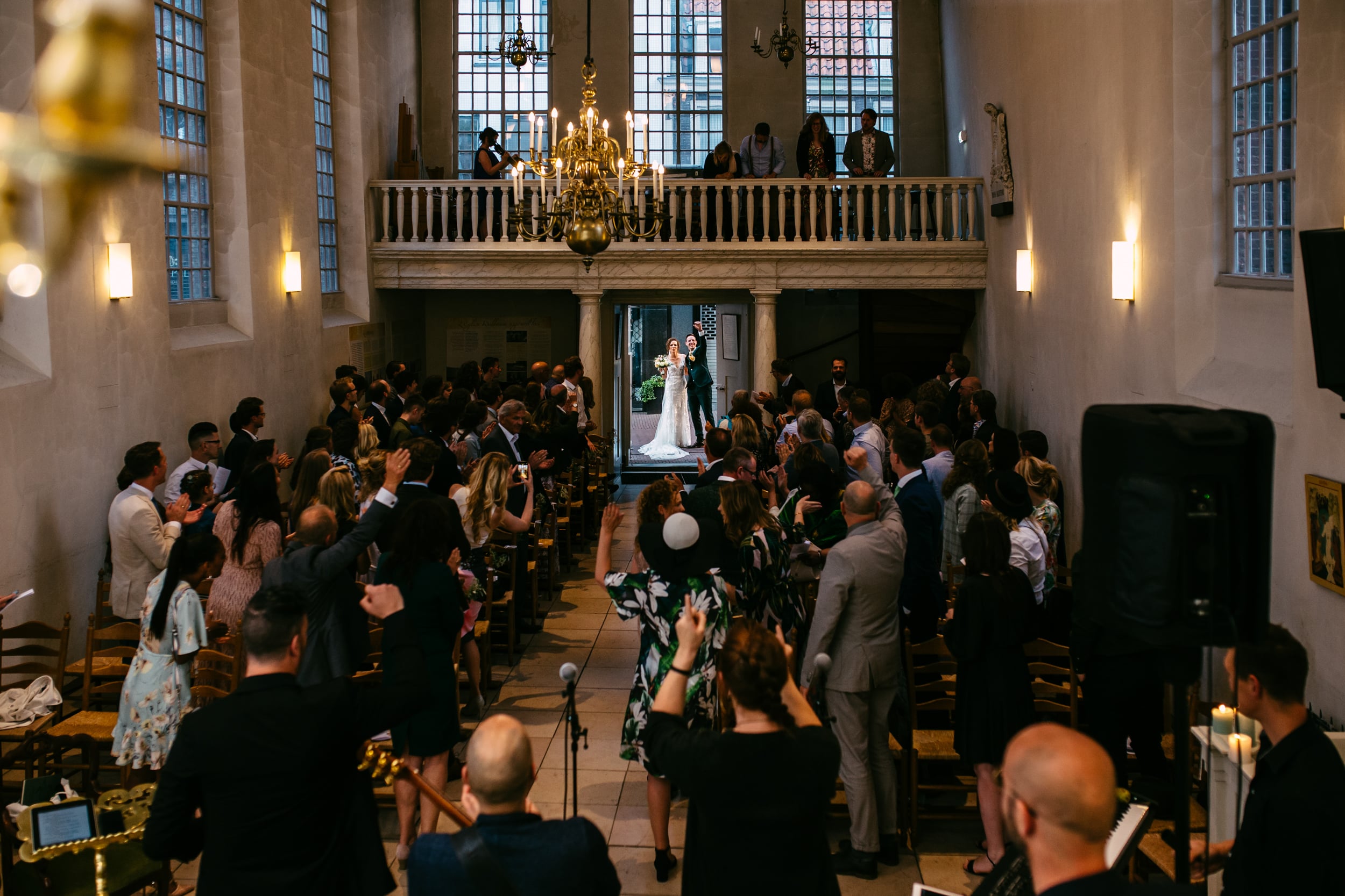 Een huwelijksceremonie in een kerk met een bruid en bruidegom.