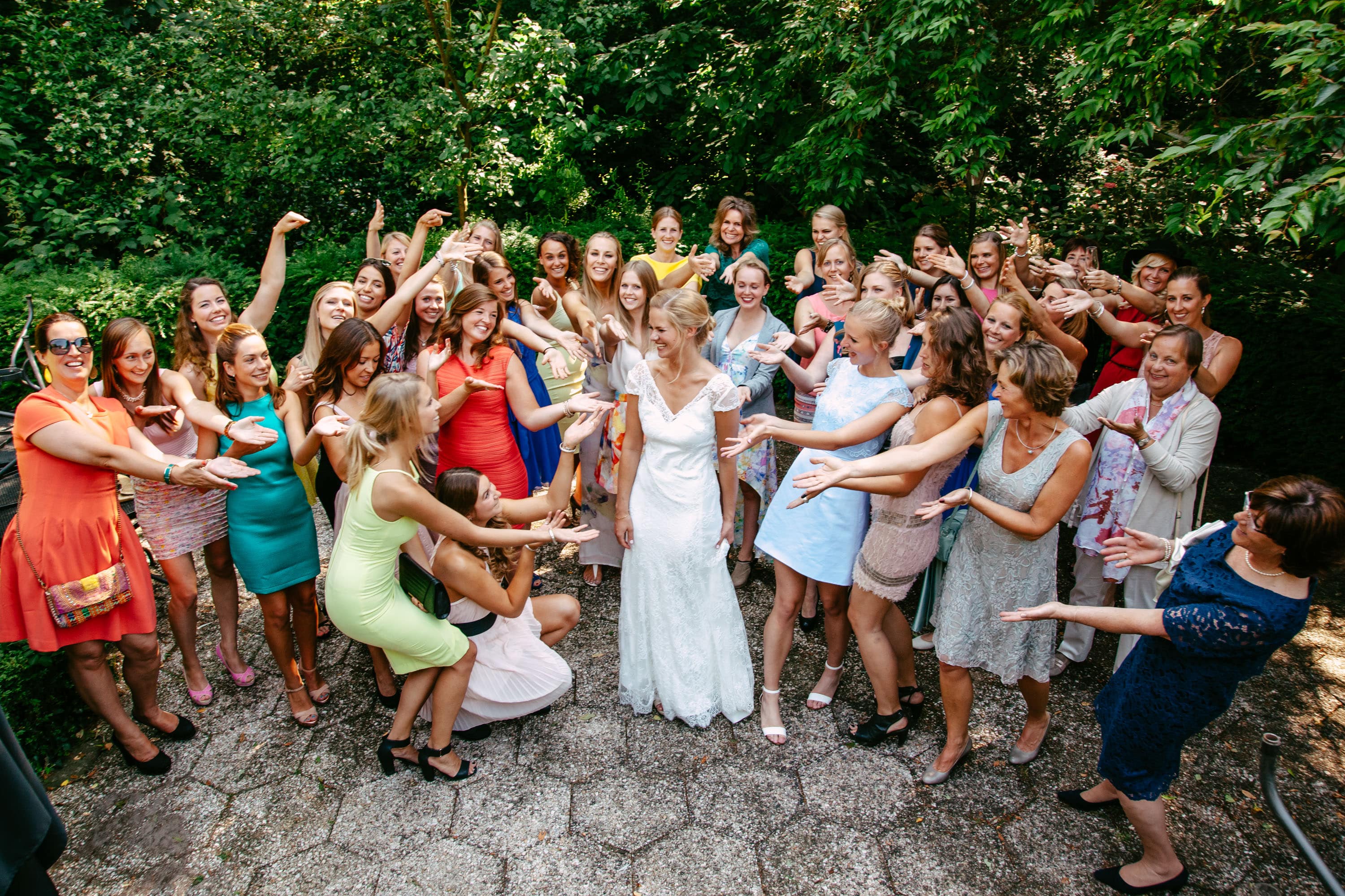 Een groep bruidsmeisjes poseert voor een foto.