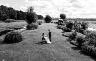 Een zwart-wit foto van een bruid en bruidegom in een tuin op een van de Fotolocaties in Zuid-Holland.