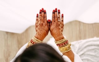 Een bruid met henna op haar handen vastgelegd in Trouwfotos