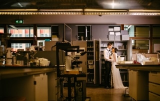 Trouwfoto's van een bruid en bruidegom in een laboratorium.