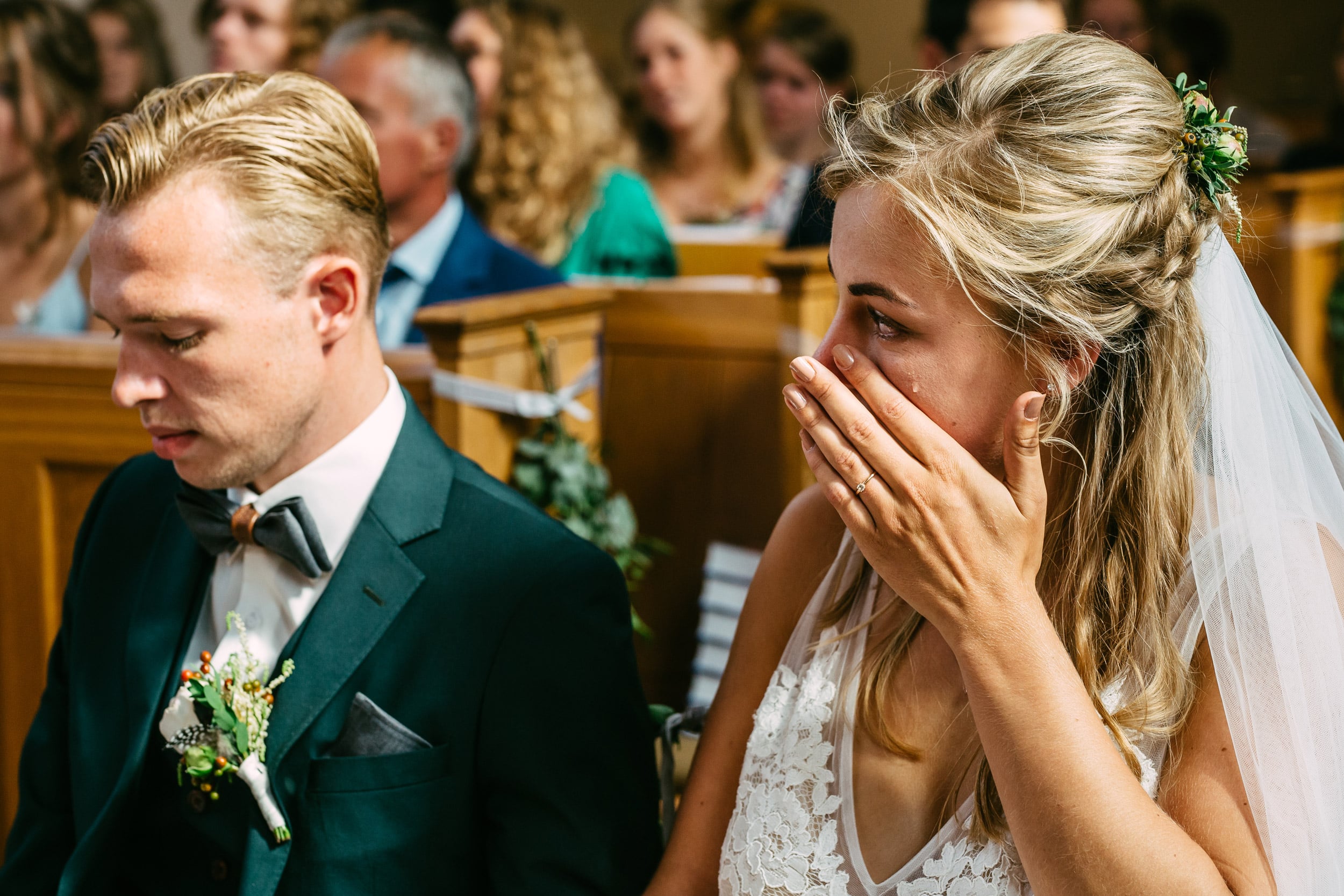 Trouwfotografie legt het emotionele moment vast waarop een bruid en bruidegom tijdens hun huwelijksceremonie tot tranen toe geroerd zijn.