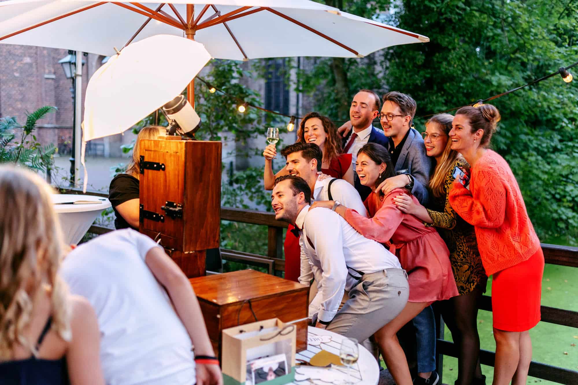 Een groep mensen poseert voor het Koetshuis Rotterdam.