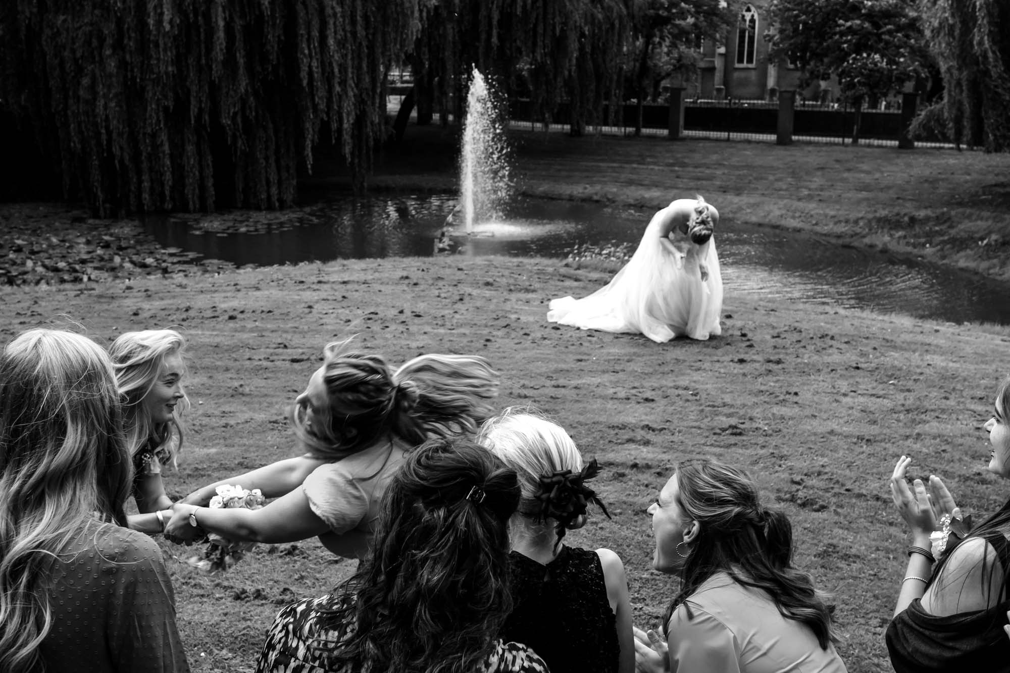 Een bijzondere trouwfoto's van een bruid en haar bruidsmeisjes.