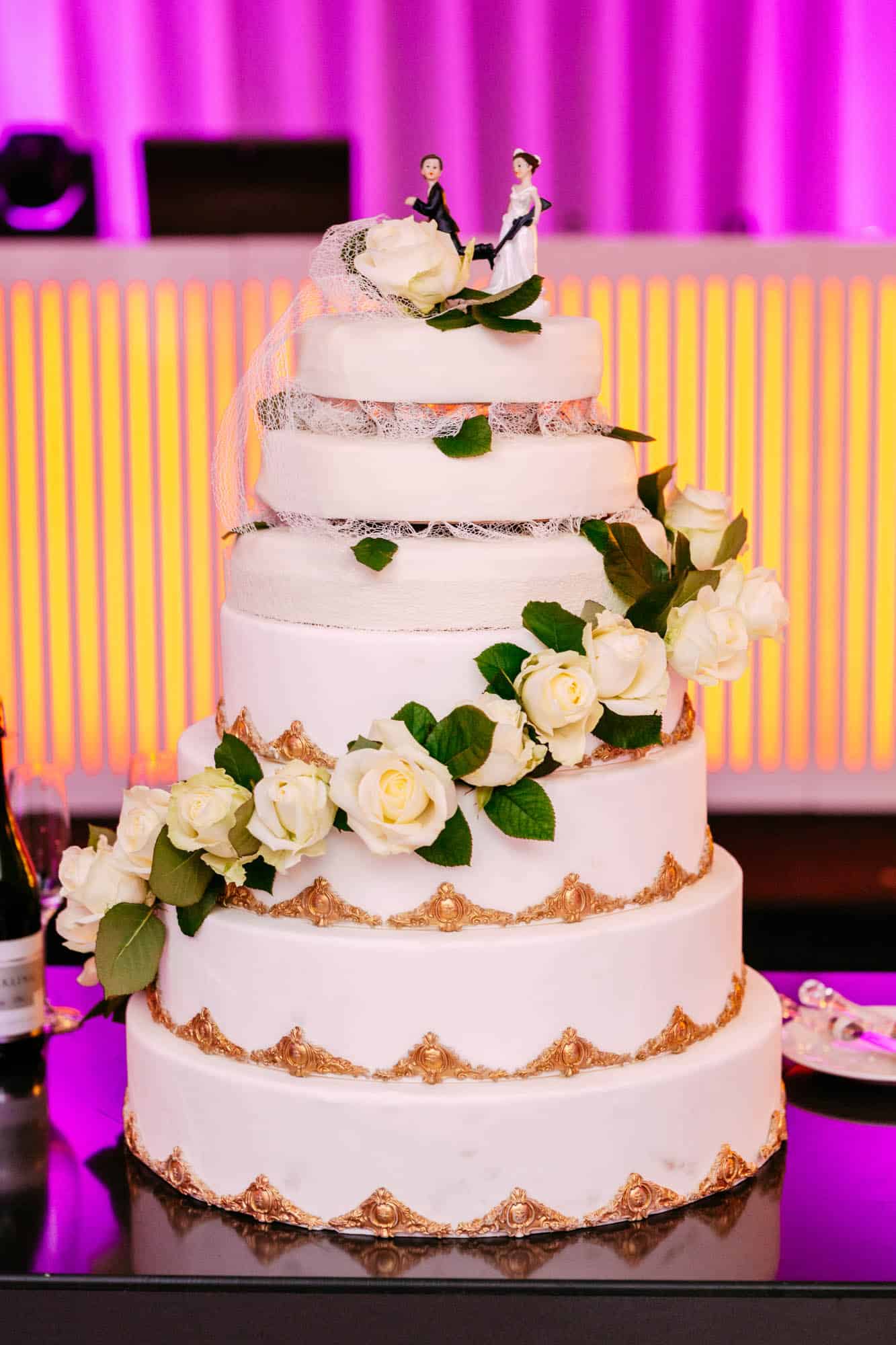 A wedding cake (wedding cake) on a table.