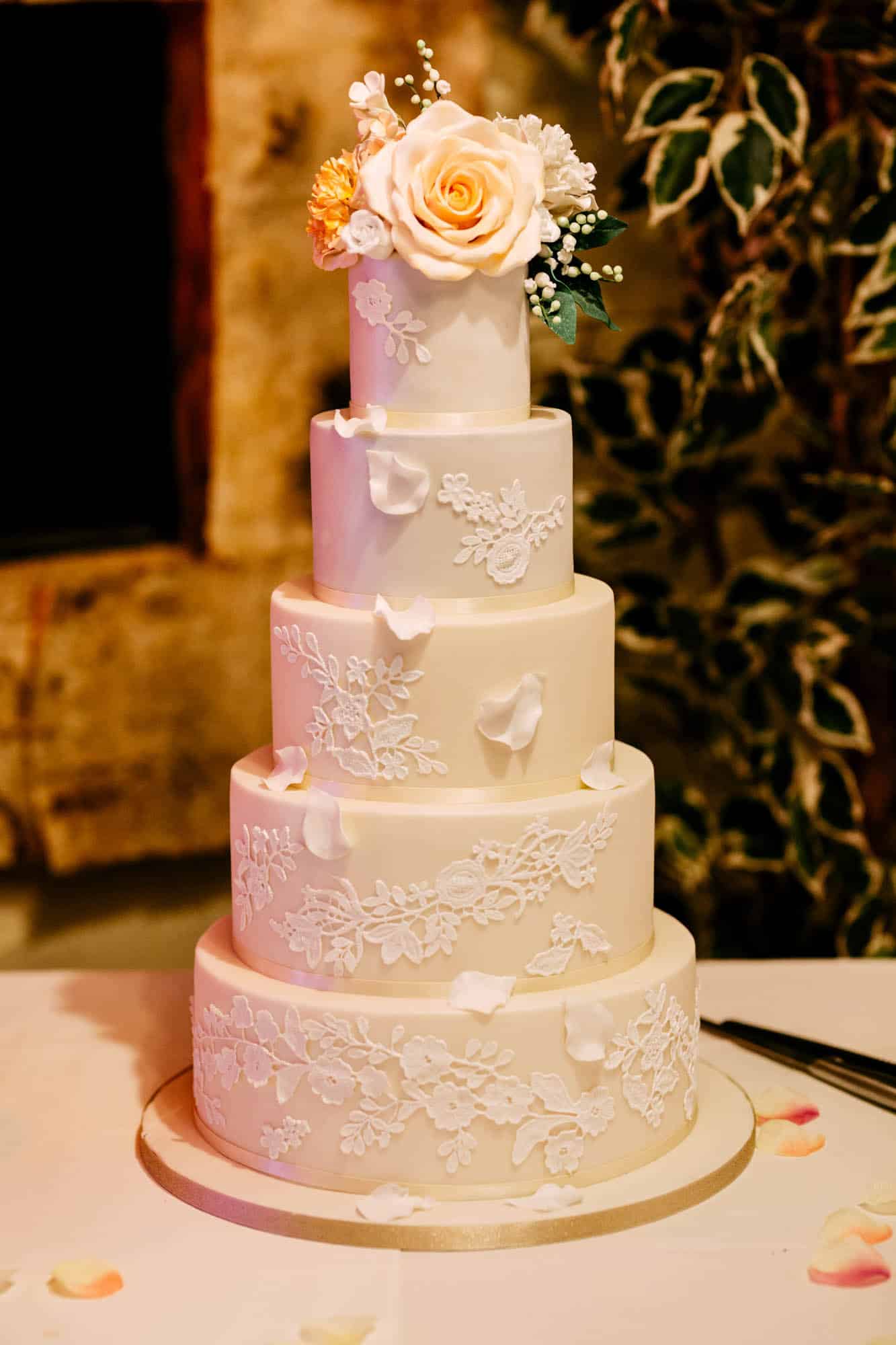 On a table is a white wedding cake, also called wedding cakes.