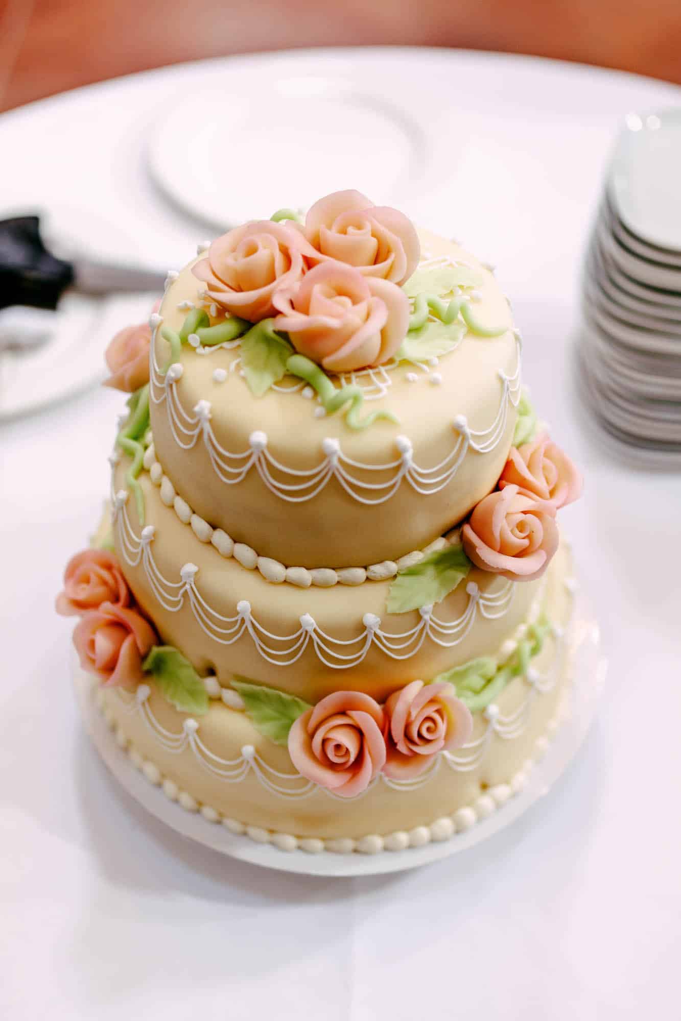 A beautifully decorated wedding cake on the table, exuding elegance and decadence for an unforgettable wedding celebration.