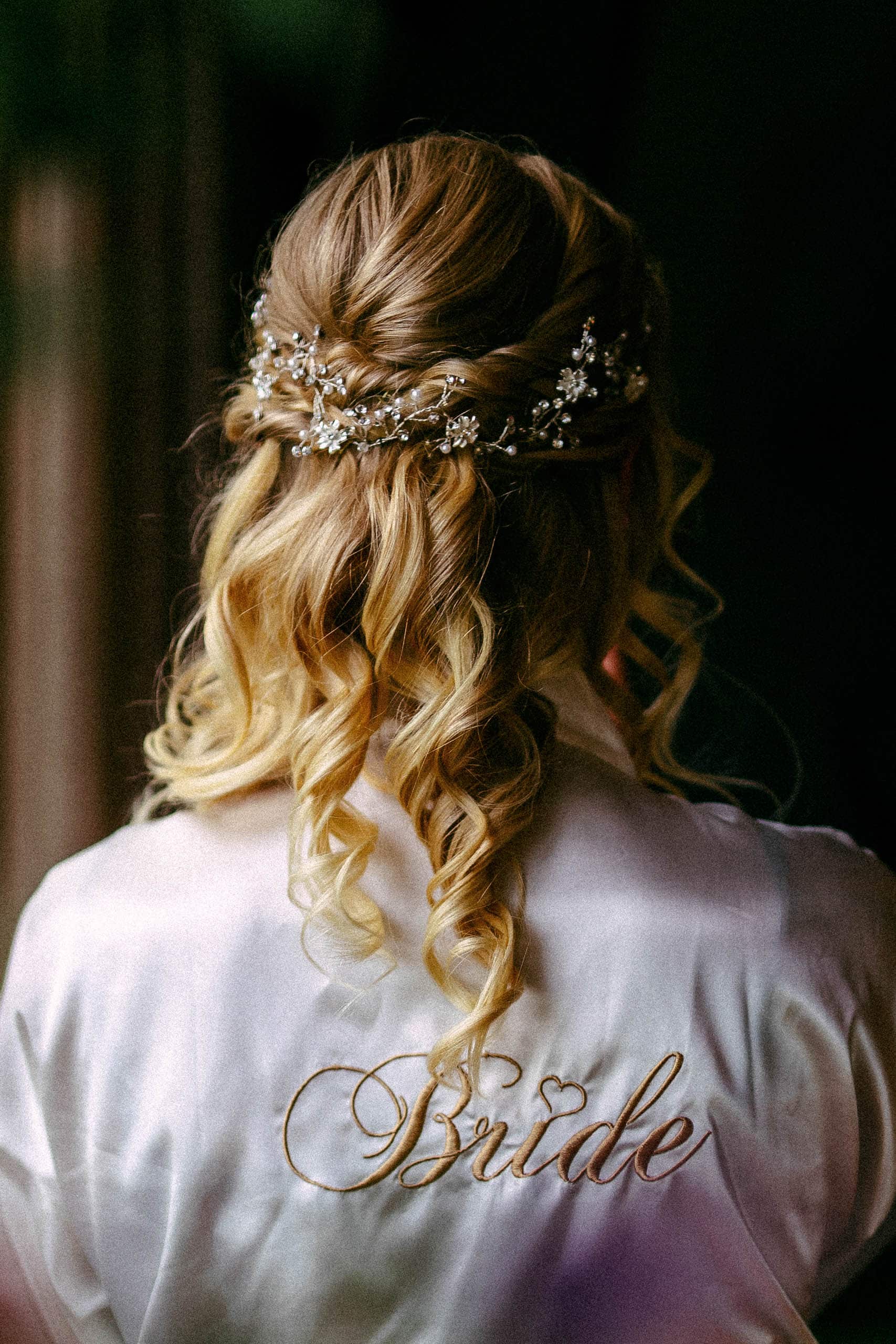 30 Perfectly Imperfect Messy Bun Wedding Hairstyles | Wedding hairstyles,  Bohemian bridal hair, Feather wedding hair