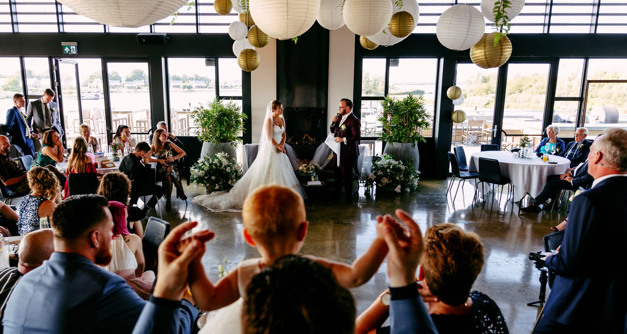 De trouwgeloftes wisselen oprechte geloften uit voordat ze als bruid en bruidegom een romantische dans delen tijdens hun huwelijksceremonie.