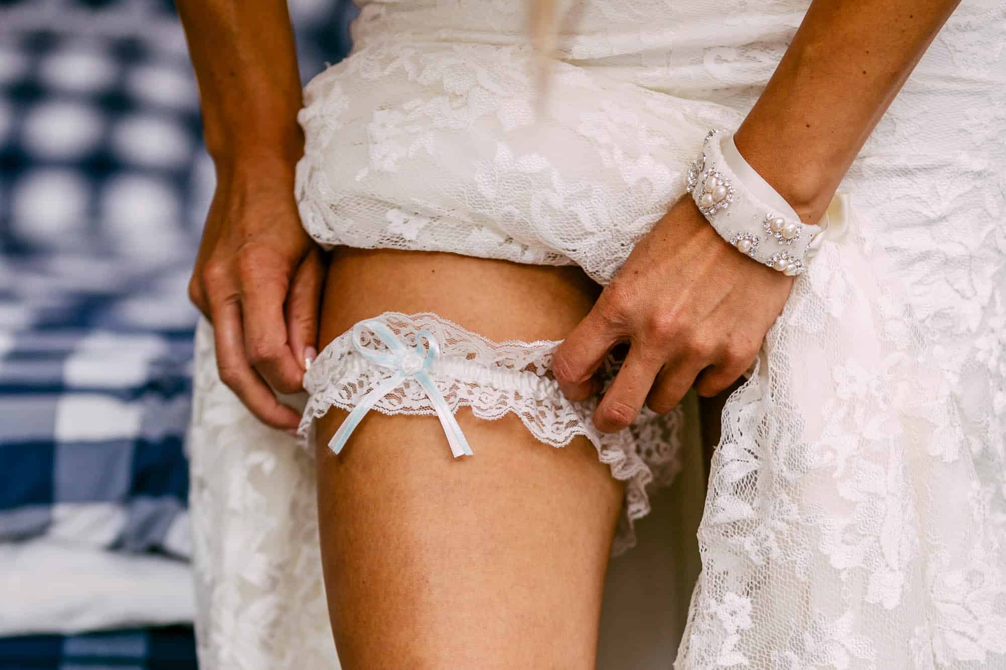 Een bruid draagt een kanten kousenband op een Nederlandse bruiloft.