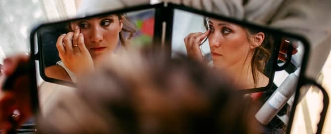 Bruidsmak-up via spiegel