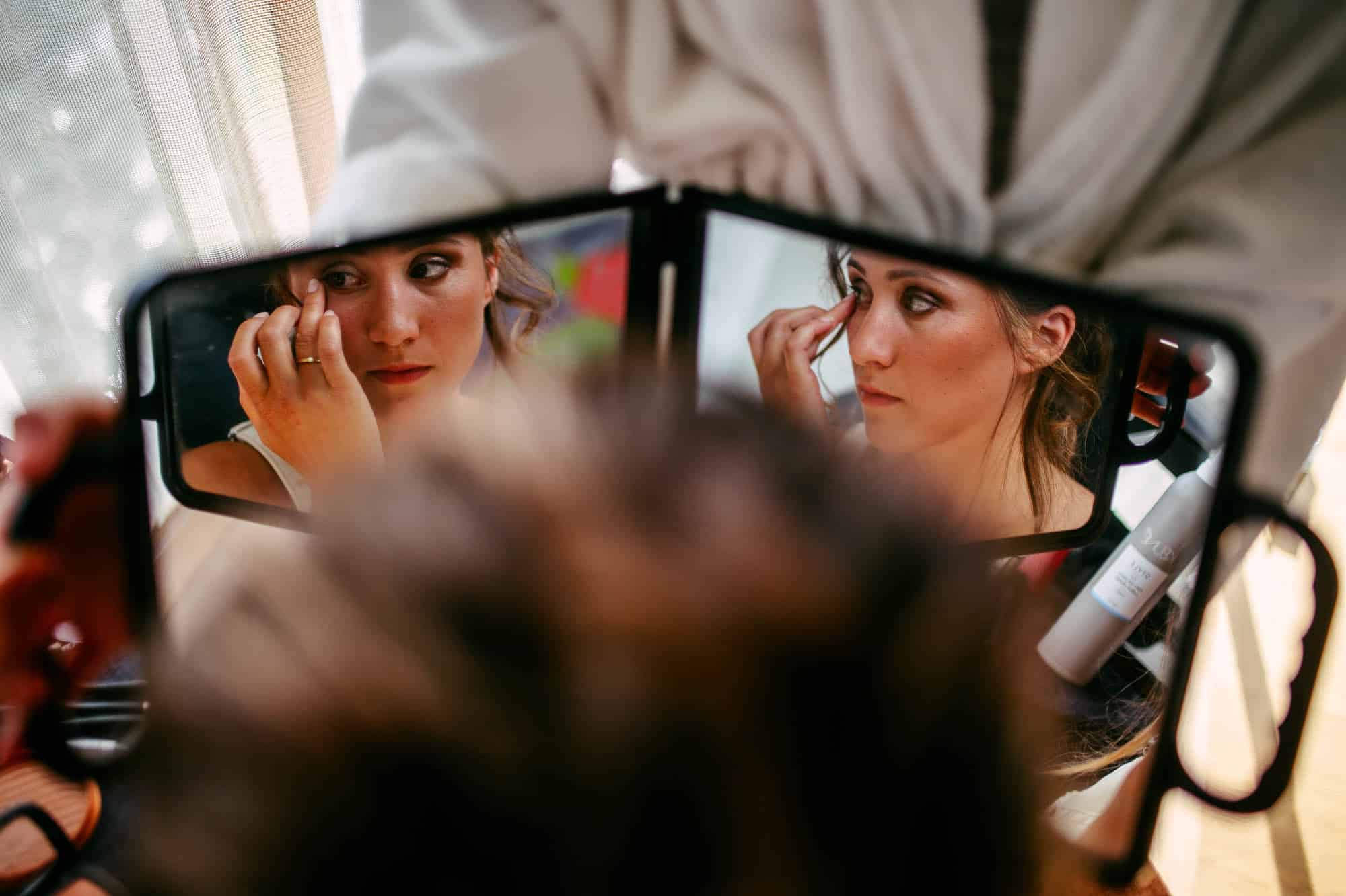 Bridal make-up via mirror