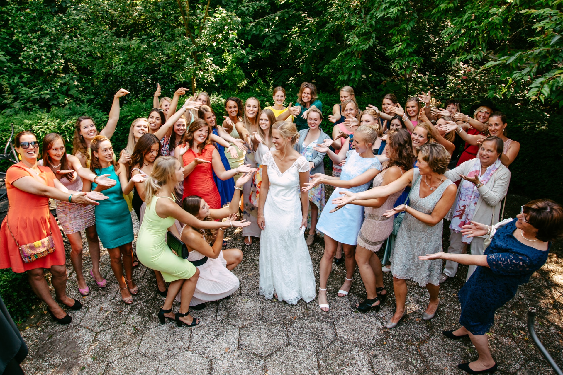 Een groep bruidsmeisjes die trouwen in het bos poseert voor een foto.