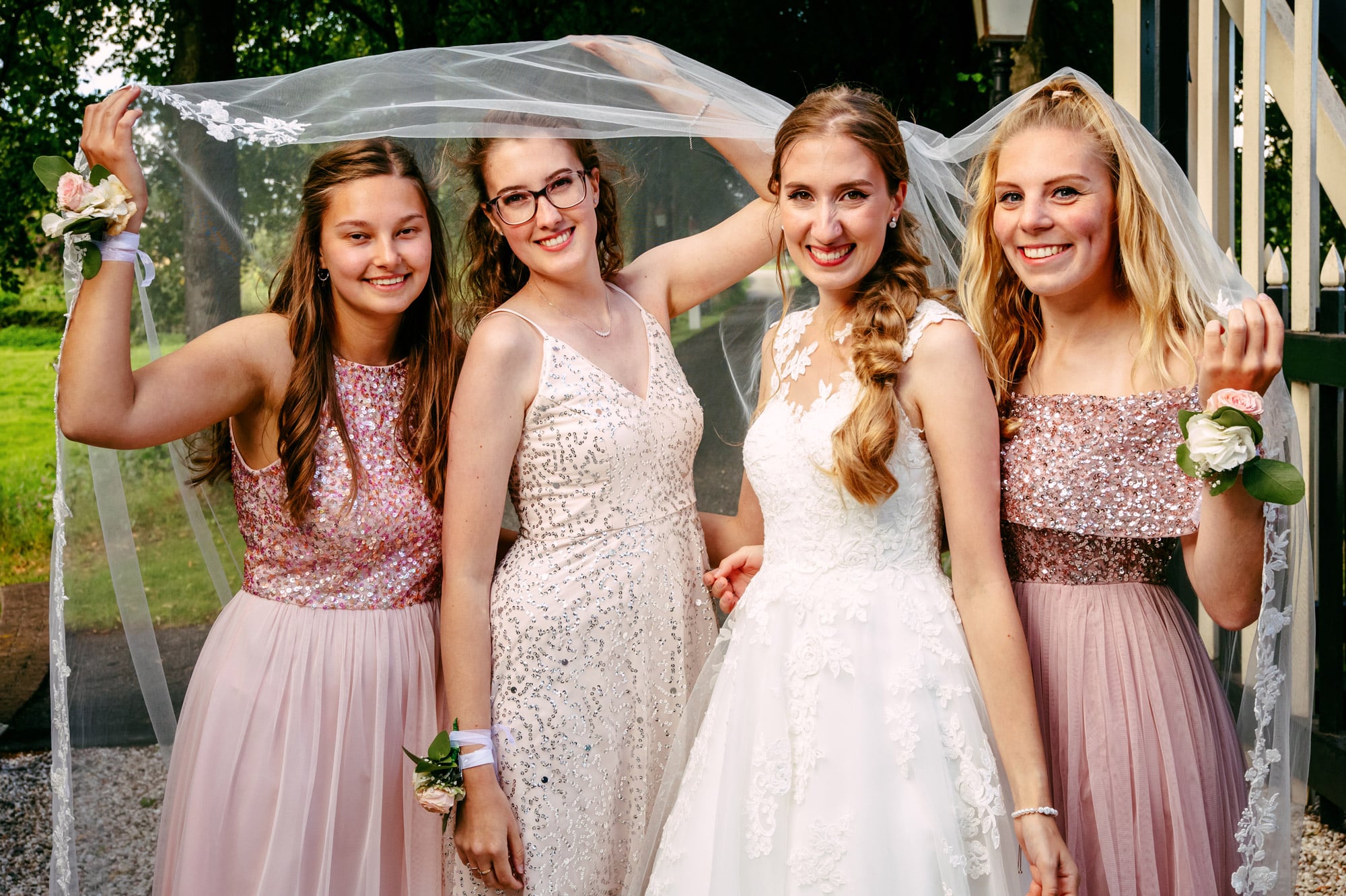 Een groep bruidsmeisjes poseert voor een bruidsdouchefoto.