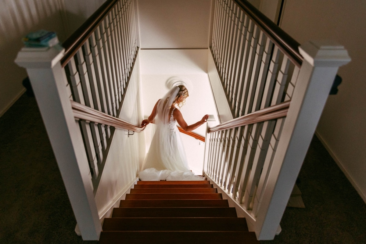 Bride going down the stairs. Gravenzande Justin Manders Photography