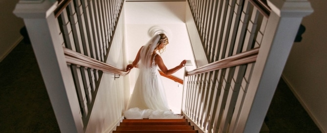 Bride going down the stairs. Gravenzande Justin Manders Photography