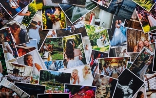 Een prachtige collage van trouwfoto's, sierlijk weergegeven op een tafel.