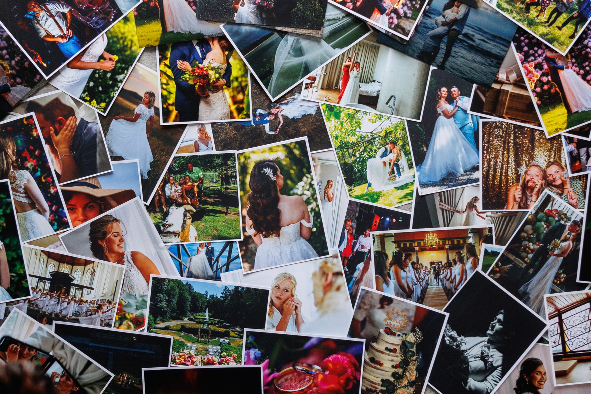 Een prachtige collage van trouwfoto's, sierlijk weergegeven op een tafel.