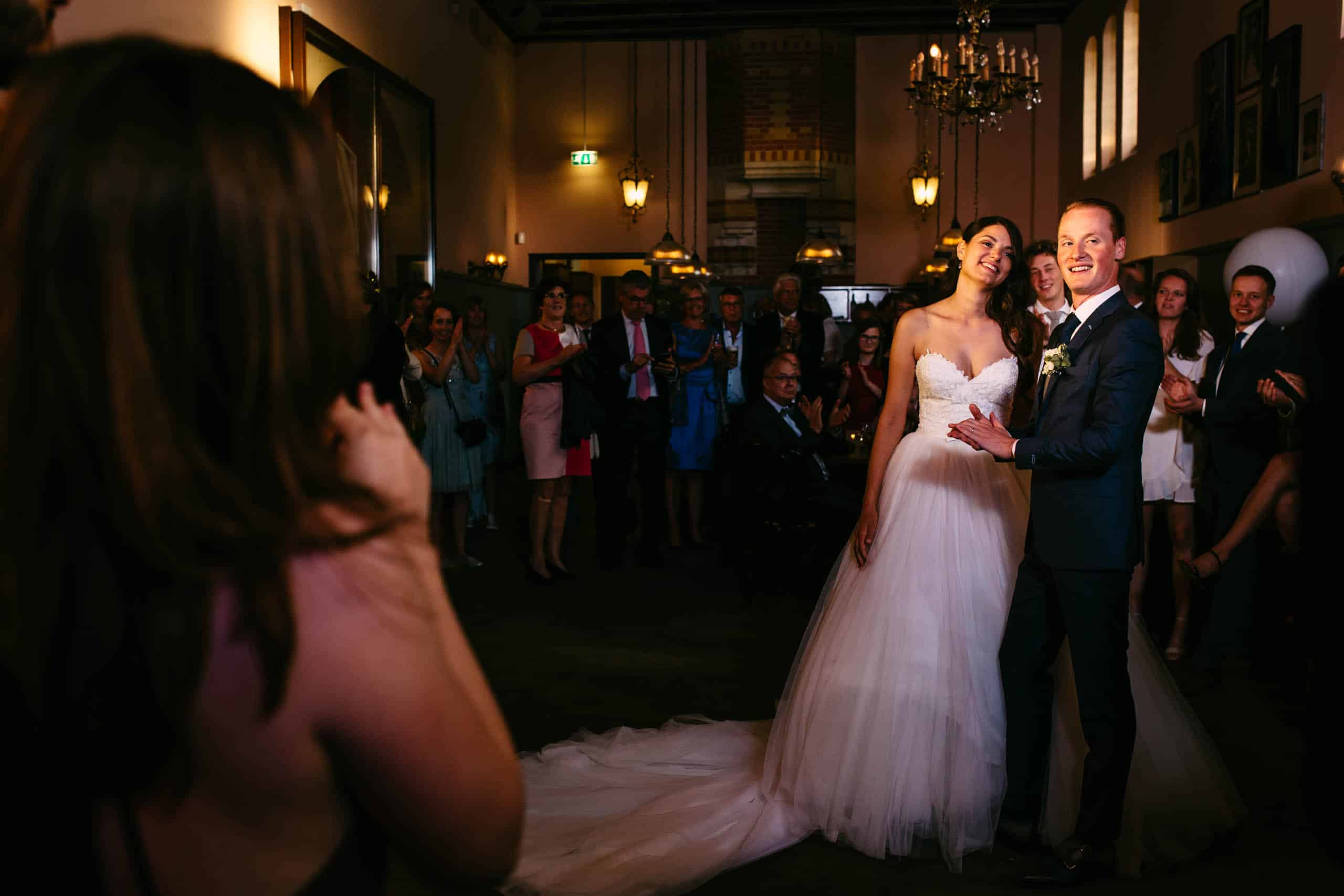 Een bruid en bruid delen hun eerste dans op een Nederlandse bruiloft.