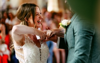 Bijzondere trouwfoto's van een lachend bruidspaar tijdens hun eerste dans.
