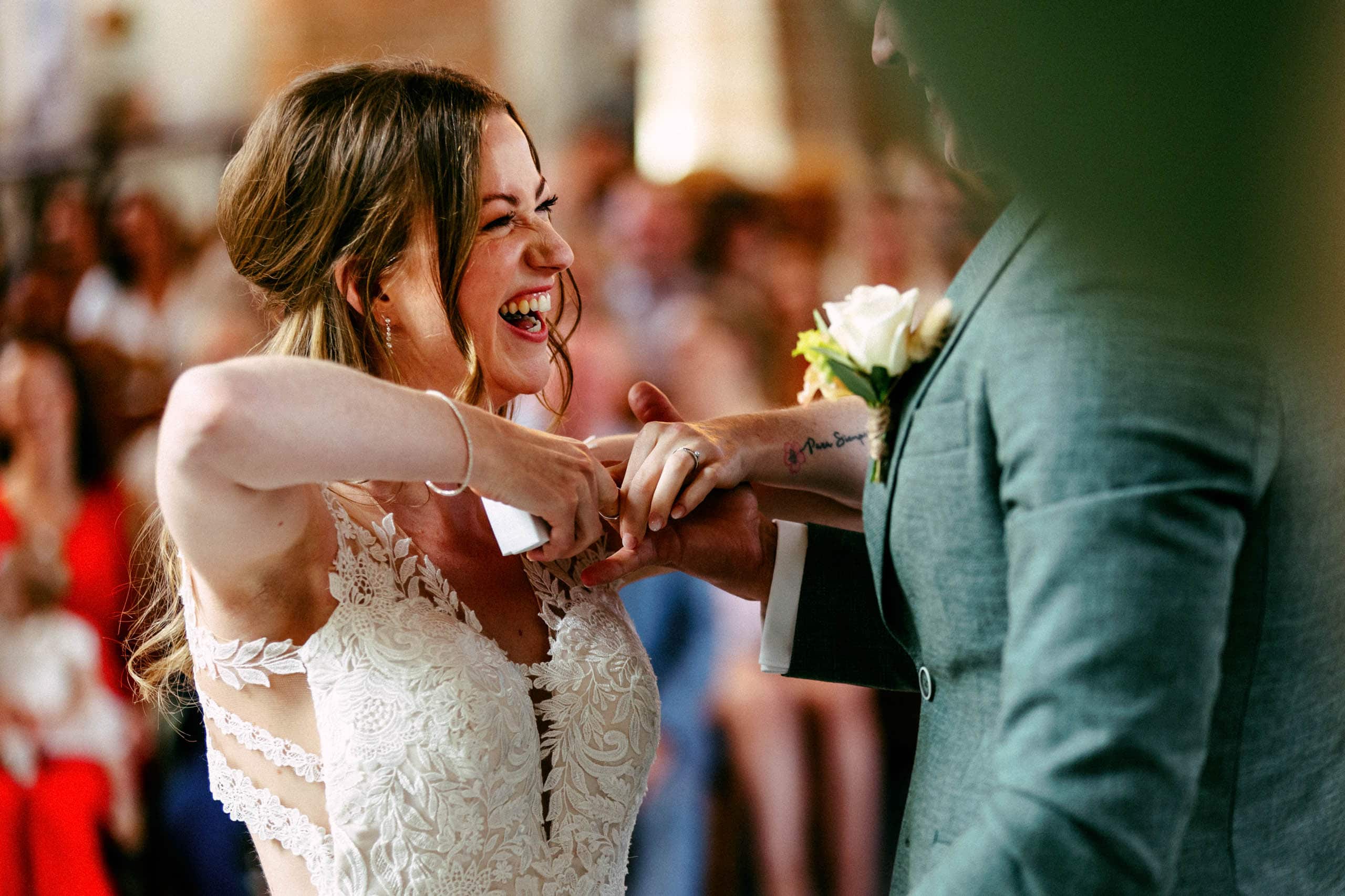 Bijzondere trouwfoto's van een lachend bruidspaar tijdens hun eerste dans.