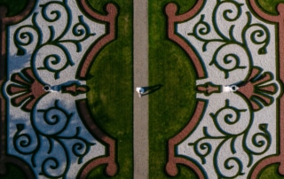 Luchtfoto's van een man die door een tuin loopt.