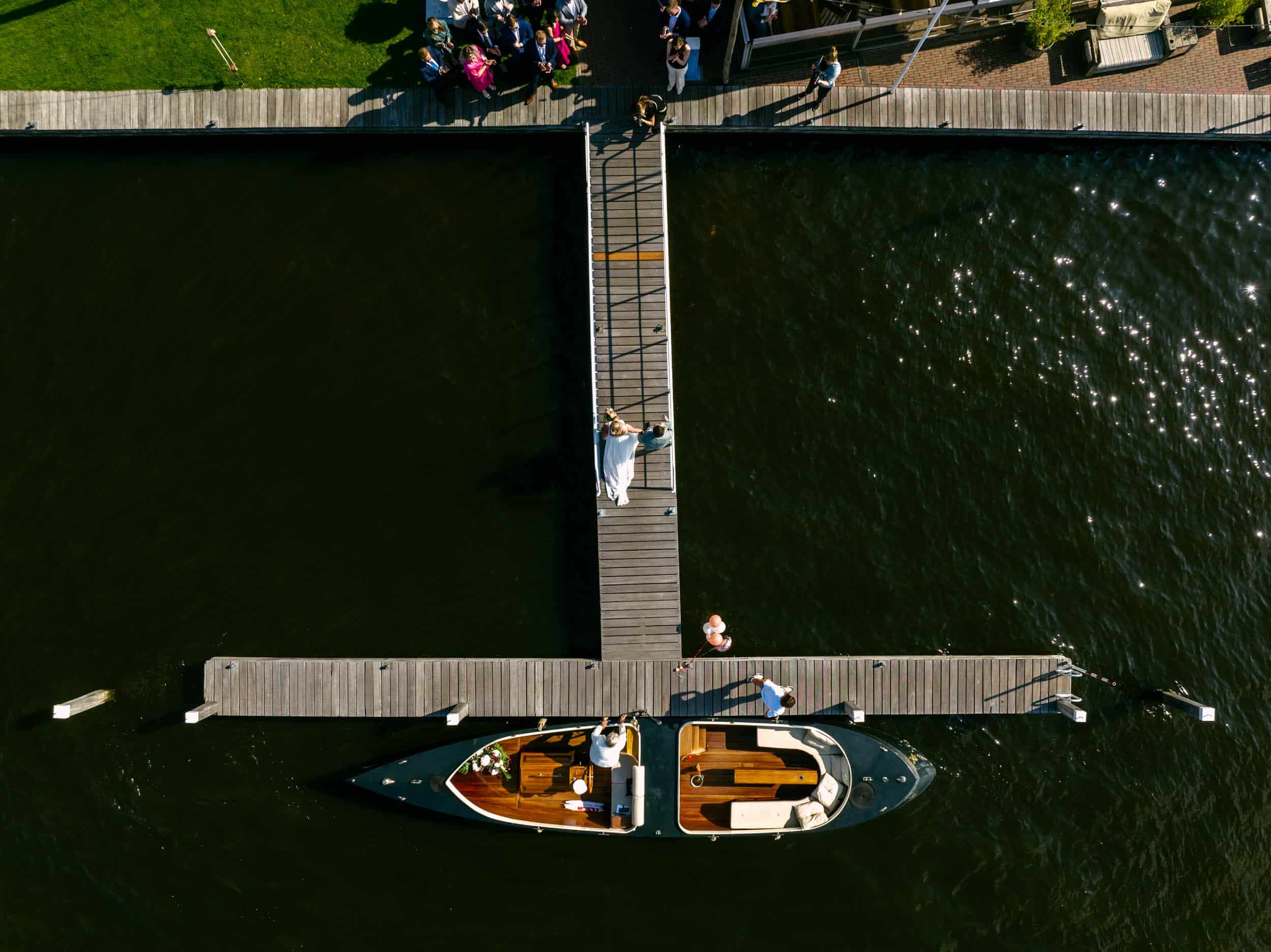 Een luchtfoto van een boot aangemeerd in Waterlust.