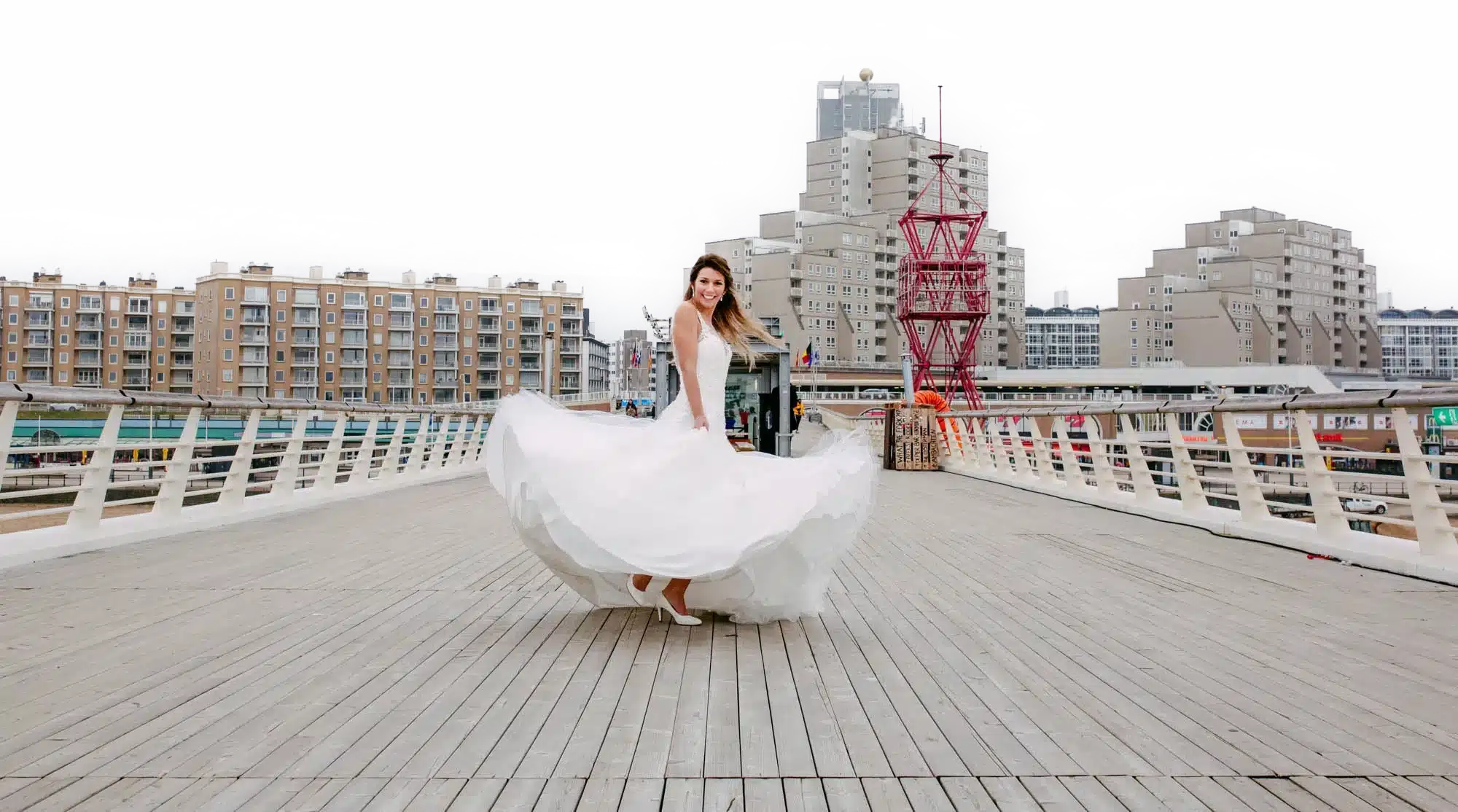 Een bruid die op een brug staat.