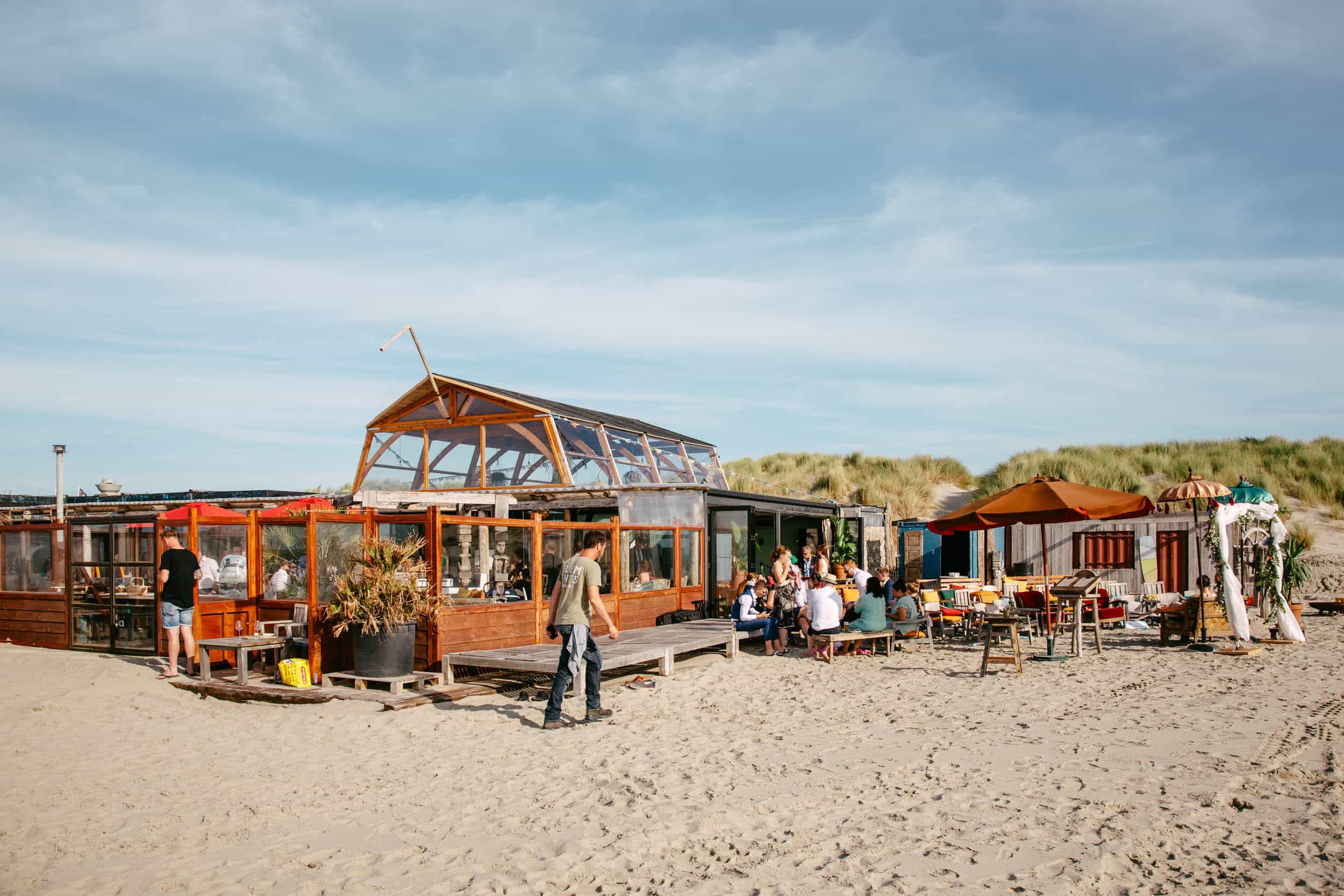 Elements Beach is een restaurant aan het strand en biedt gasten een schilderachtige omgeving met tafels en stoelen.