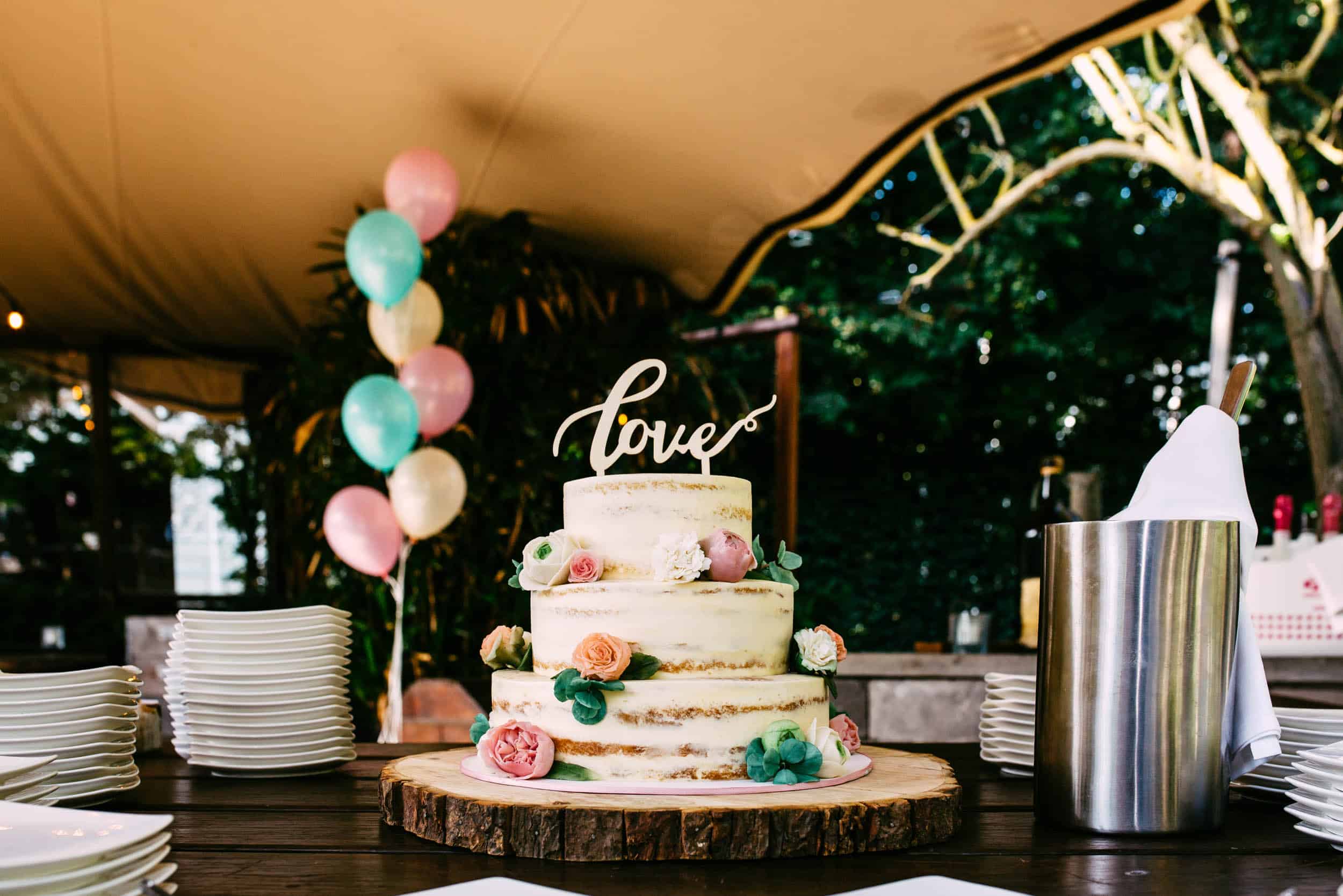 A wedding cake sits on a wooden table at De Viersprong s' Gravenzande.