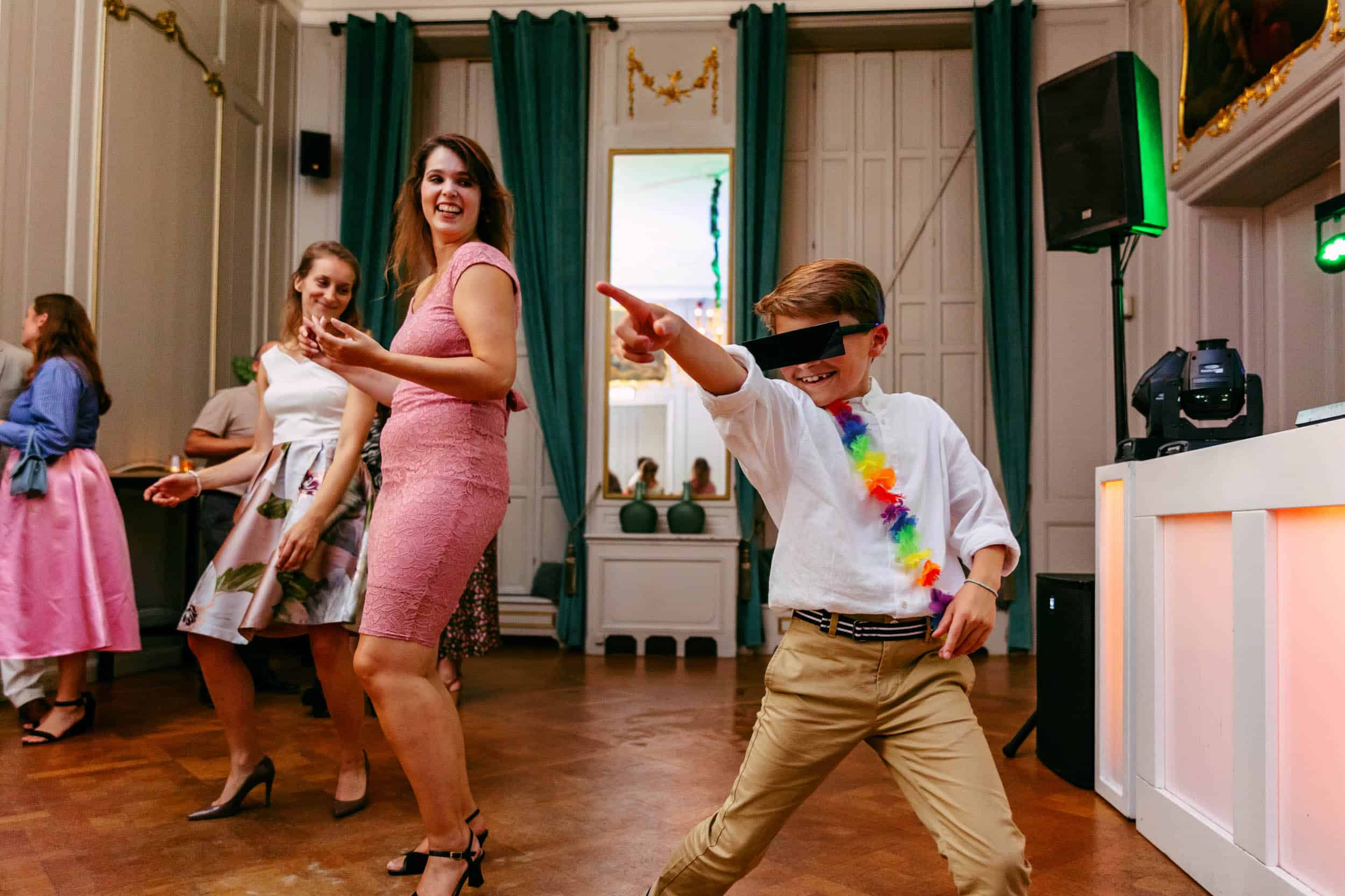Een groep mensen die danst op het perfecte huwelijksfeest, vastgelegd door een trouwfotograaf.